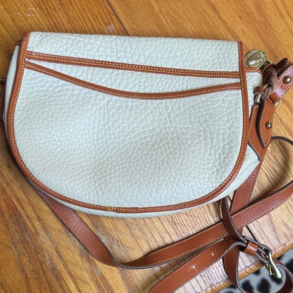 Elegant Cream and Tan Leather Shoulder Bag